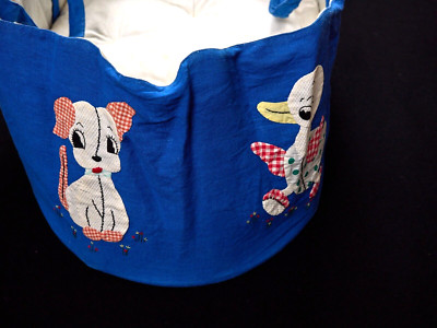 Vintage 60er Jahre italienische blaue Baby/Puppenhandtrage/Moseskorb, Kissen & Brett