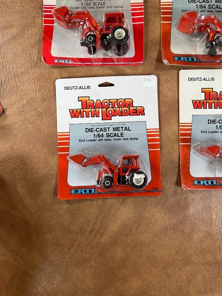 Deutz-Allis Tractor with Loader 1:64 1986 Ertl #1226 New In Package - Image 2 of 4