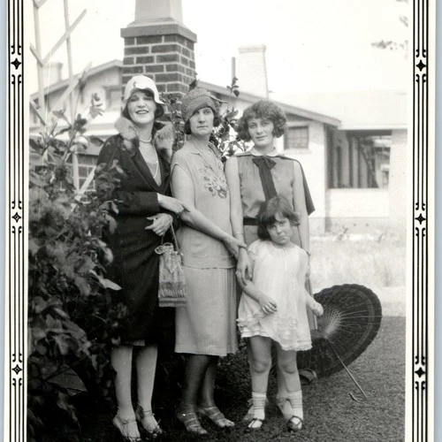 1920s Flapper Fashion Women Girl Snapshot Photo Cloche Hat Fur Parasol Home Cute
