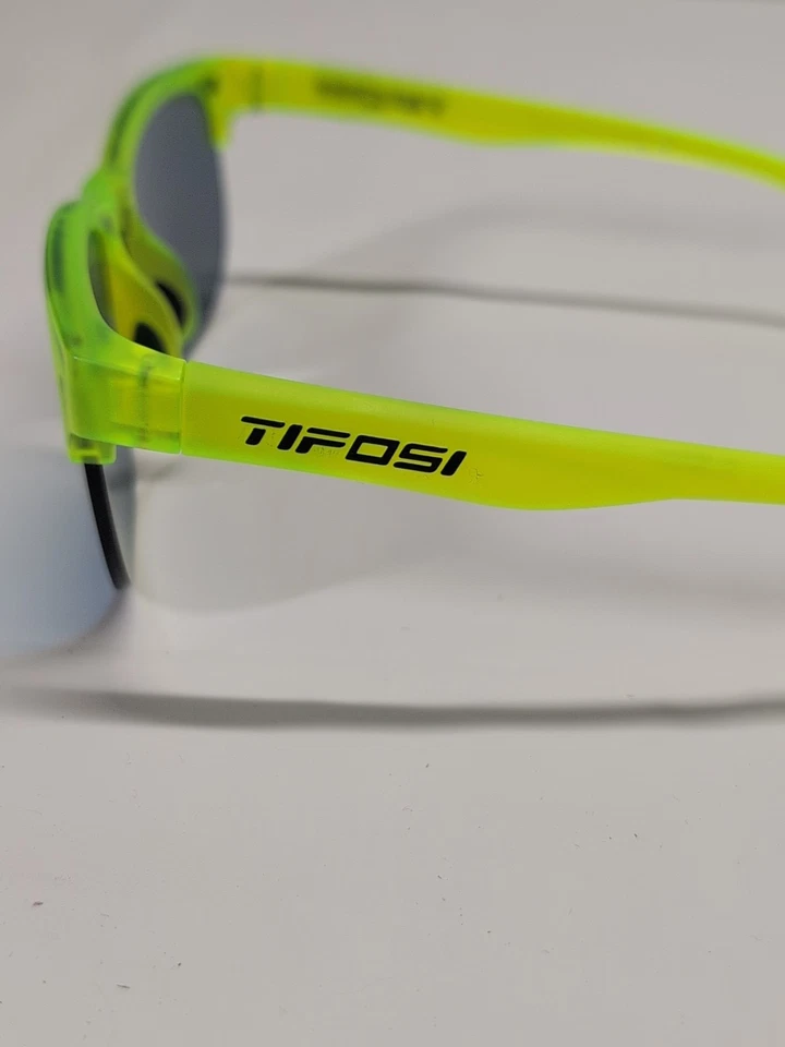 Gafas de sol TIFOSI florescentes verdes azules lentes tienen ligeros arañazos usados Foto 3 de 4