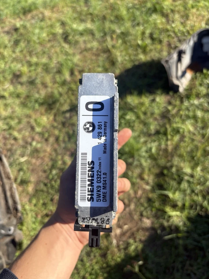 12141429999 Centralina iniezione  motore BMW Serie 5 (E39) 520i 24V Berlina - Immagine 3 di 4