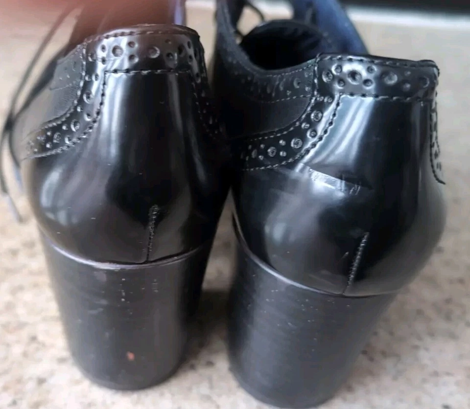 Zapatos Oxford de tacón grueso con punta de ala negra Tamaris para dama talla 40-9,5 casi nuevos Foto 4 de 4