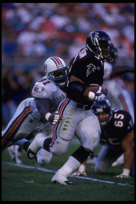 Running back Jamal Anderson Atlanta Falcons tries to evade a ta- 1995 Old Photo