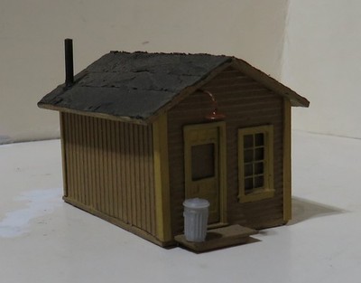 LINE SHACK OR YARD SHACK. BUILT. WOOD. DETAILED. WEATHERED. EXCELLENT! HO