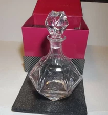 FineDine Whiskey Decanter for Liquor Scotch Bourbon Wine European Style Decanter