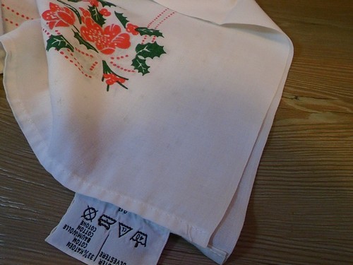 Vintage Tablecloth Linen Rectangle Holly Berries De Witte Lietaer 35" x 33" - Picture 4 of 5
