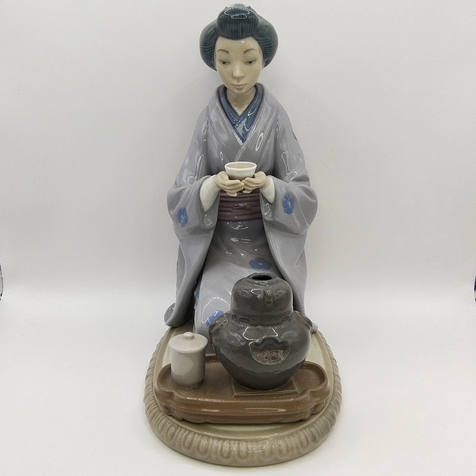 LLadro August Moon Geisha 5122 Geisha Japonesa Niña Sirviendo Ceremonia del Té 1981 Foto 2 de 4