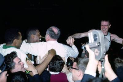 Bill Russell & Red Auerbach Boston Celtics Celebrate 1964 Old Basketball Photo