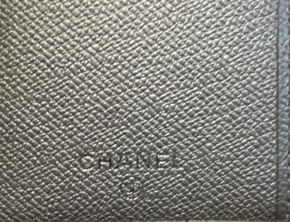 Cartera CHANEL Coco Botón Cuero Larga Doble Plegable con Cambio de Cremallera Plateada Foto 4 de 4