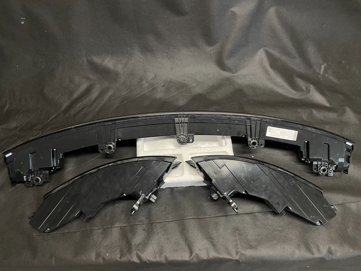 ORIGINAL PORSCHE TAYCAN 9J1 LED Tail Light Set WHITE PORSCHE LOGO