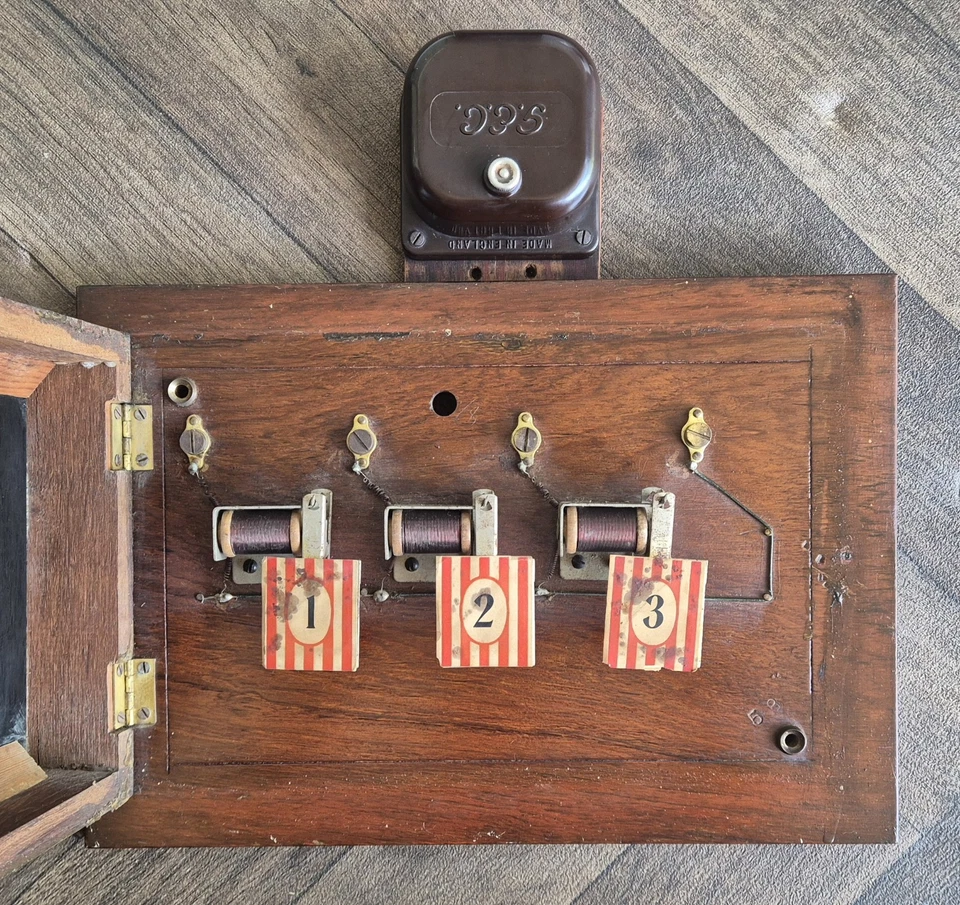 Indicador de campana de mayordomo/siervo GEC caja de llamadas de 3 ventanas (de colección, antigua) Foto 2 de 3