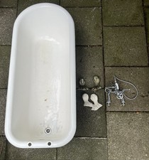 White Vintage Cast Iron, Free Standing Roll-Top Bath Tub