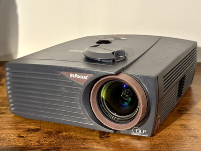 InFocus LP400 Digital Projector | DLP 700 Lumens | All Connectors & Carry Bag