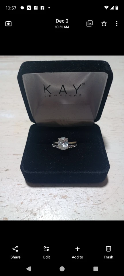 Juego de anillos nupciales ovalados de zafiro blanco creado en laboratorio de 3,3 quilates Tgw en 10K... Foto 2 de 4