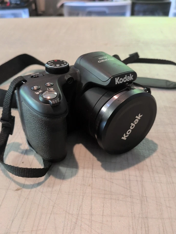 Cámara digital Kodak PixPro AZ401 roja zoom 40x 16 MP solo para piezas/reparación Foto 2 de 4