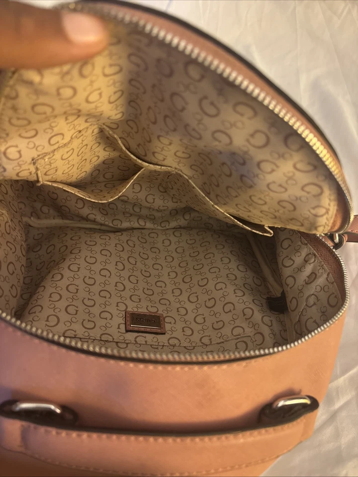 Mochila para mujer GUESS rosa claro talla mediana con billetera Foto 4 de 4