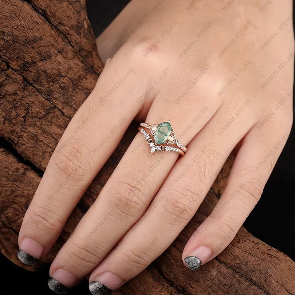 Delicado anillo de boda corona Art Deco de ágata musgo corte hexagonal, ópalo y diamantes Foto 3 de 4
