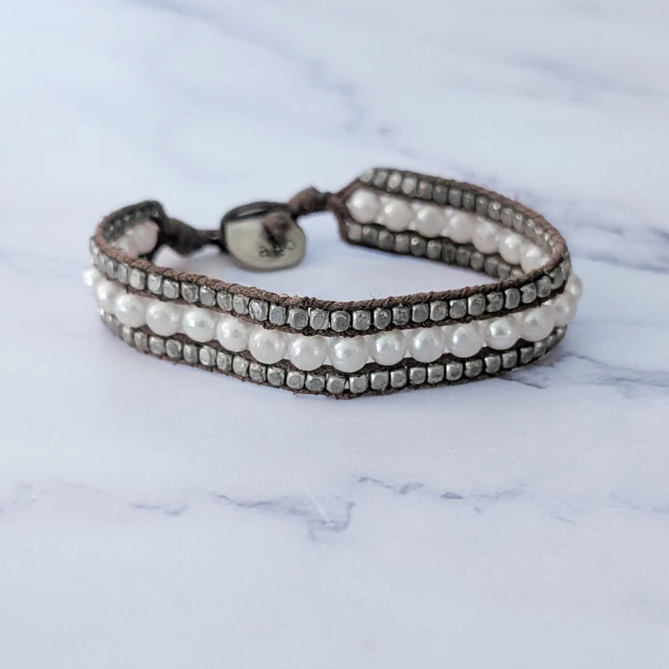 Pulsera American Eagle Outfitters AEO imitación perlas con borde marrón y metálico Foto 3 de 4