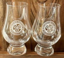 Coppia di 2 bicchieri da whisky in cristallo inciso Kilchoman Distillery Glencairn