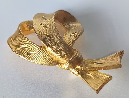 Vintage J.J. Textured Bright Gold-tone Ribbon Bow Brooch & Clip Earrings Set - Picture 7 of 9
