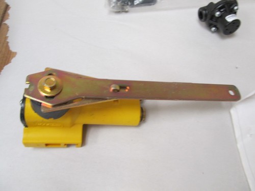 GENUINE SAF HOLLAND VALVE Kit AC 90560137 New Old Stock - Picture 3 of 12