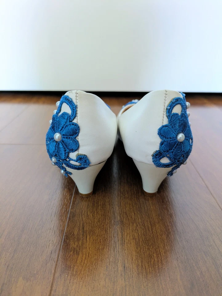 Zapatos de salón de tacón de gatito con cuentas marfil de encaje azul boda Foto 3 de 4