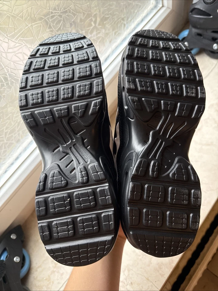 Schwarzer Schuh Angelehnt Auf Die Schwarzen Tns Sind Aber Nicht Echt Natürlich - Bild 3 von 4