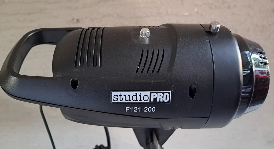 批量 2 件 StudioPRO F121-200 单灯闪光灯 带三脚架 — 第 2/4 张图片