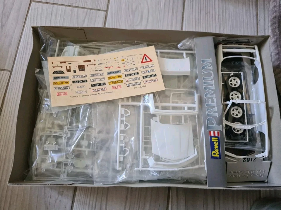 1:24 REVELL PREMIUM MERCEDES 560 SEC cabrio - Immagine 2 di 2