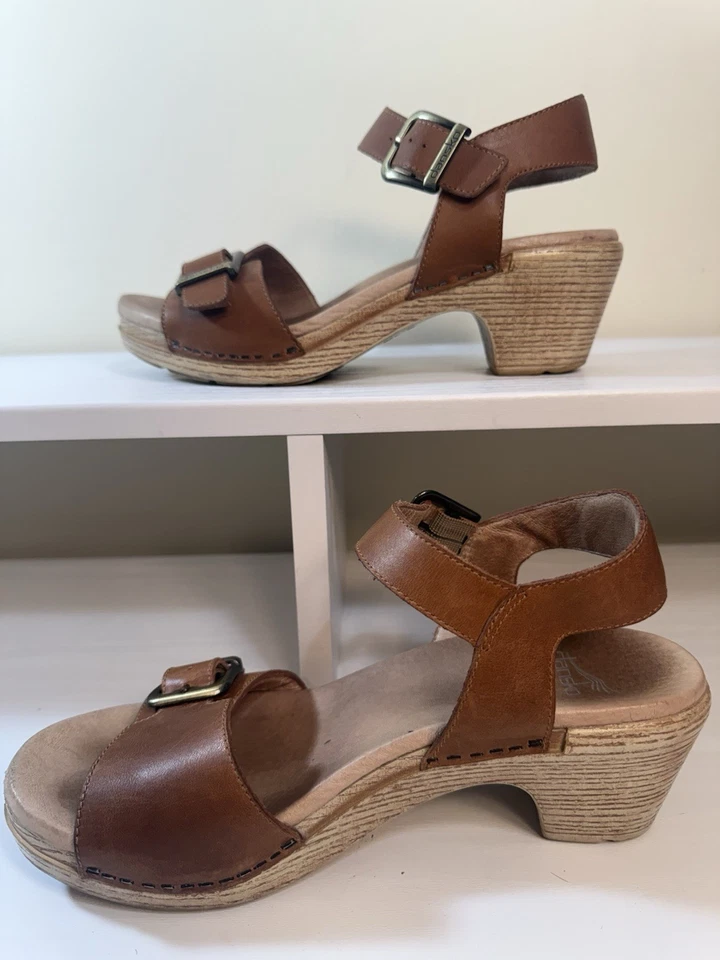 Sandalias Dansko para mujer talla 38 EE. UU. 7,5-8 marrón mate punta abierta zueco hebilla Foto 2 de 4