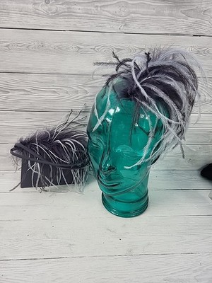 Kleine graue Handtasche mit Federdetail & passendem Haarschmuck für besondere Anlässe. PD