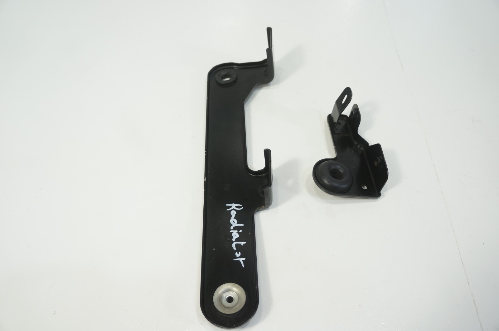 RIGHT RADIATOR MOUNT BRACKET SUPPORT 2pc MASERATI GHIBLI 2014-2022