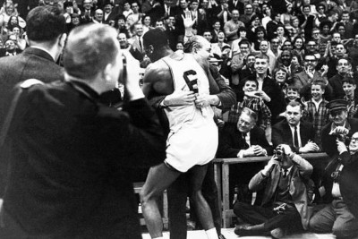 Trainer rot Auerbach Boston Celtics & Bill Russell 1970 Basketball 4x6 Foto