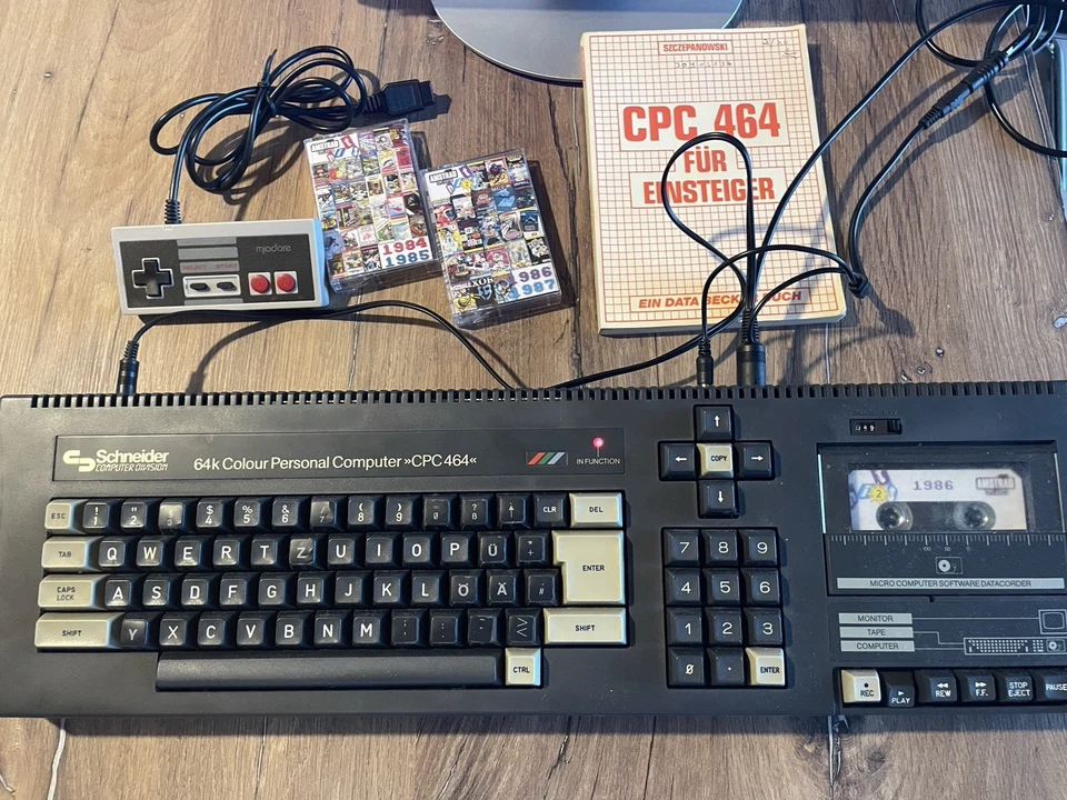 Schneider CPC 464 - Scart-Kabel - Netzteil - Gamepad - Buch - Kassetten
