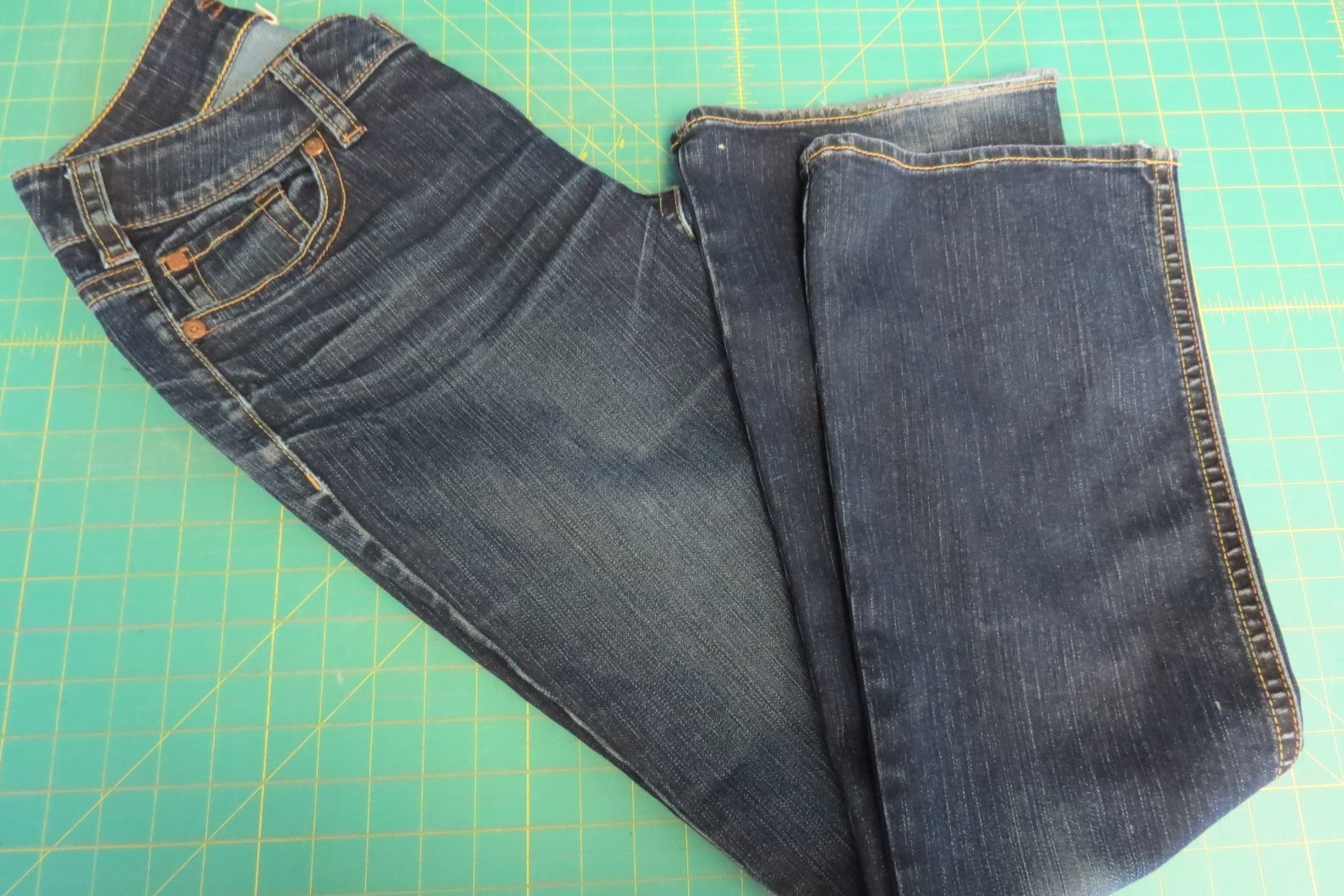 Silver Women's Stretch Suki 29x32 Blue Dark Wash Jeans