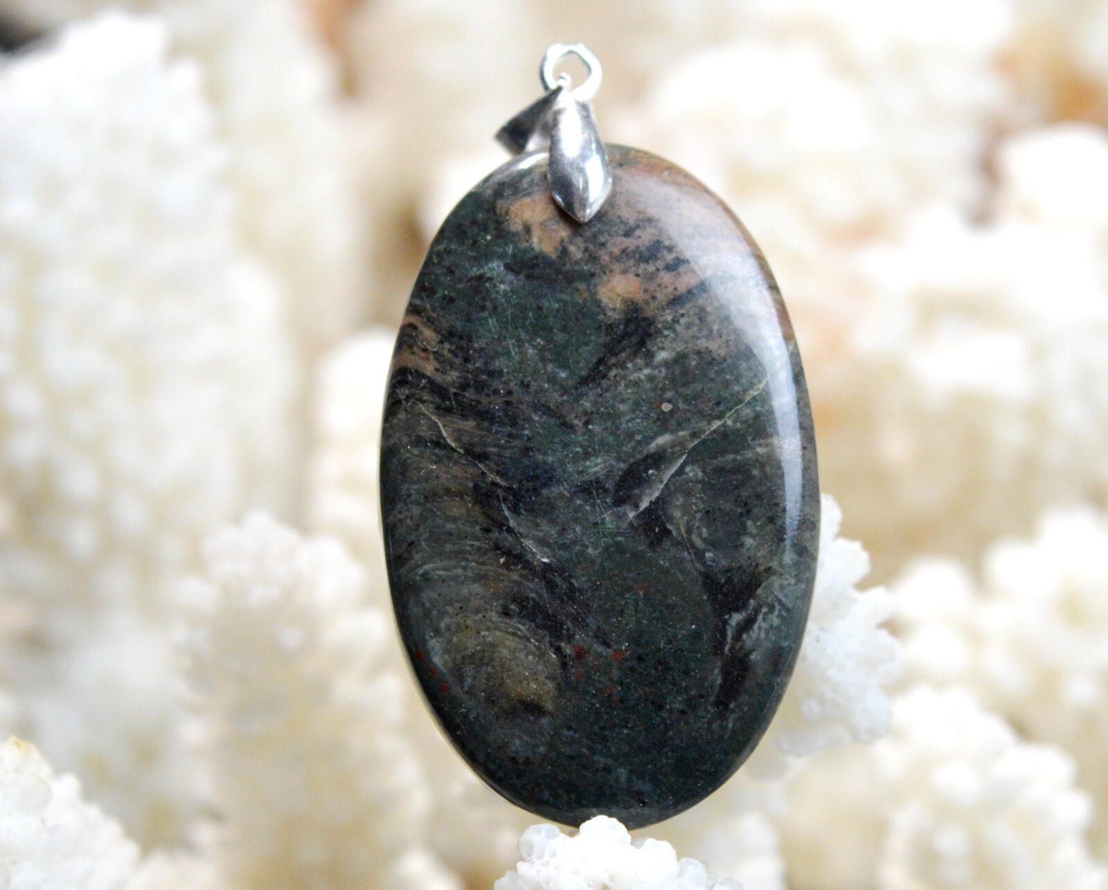 Pendentif en Rubis Fuchsite d'Inde de 50 Carats pour Tenue Bohème Chic