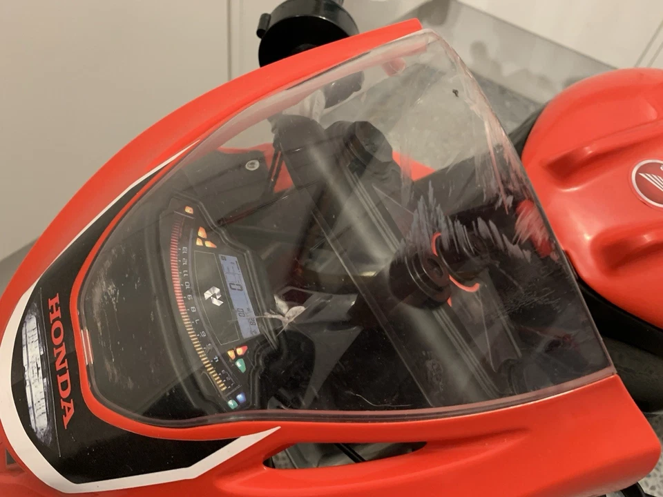 Injusa 24v Racing Fighter Ride On Motorbike Kids Electric Bike Red 6-10 Years - Image 4 of 4