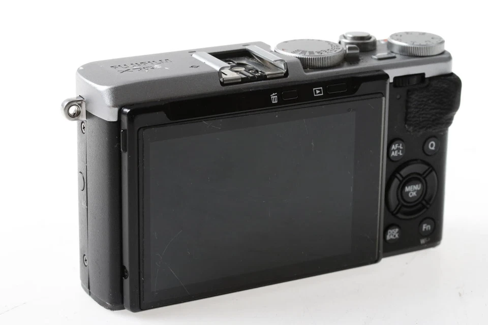 FUJIFILM X70 Premium Kompaktkamera - Silber - SNr: 5DQ01805 - Bild 4 von 4