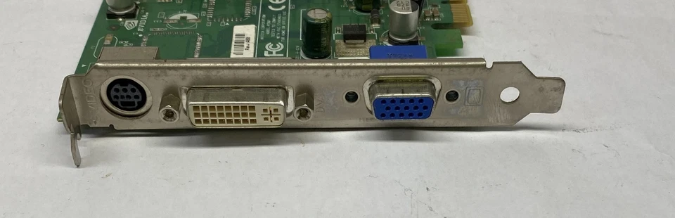 128MB Dell DT240 nVidia GeForce 7300 LE DVI / VGA / S-Video PCI-e Graphics Card - Image 3 of 4