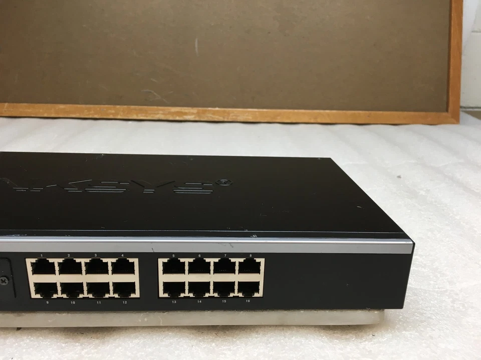 Linksys EF3116 Instant EtherFast Series 3116 16-Port 10/100 Ethernet Switch - Image 3 of 4