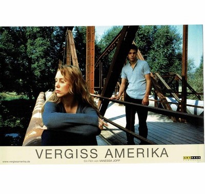 Vergiss Amerika - Franziska Petri - 2 Aushangfotos - 21x29cm (1389)