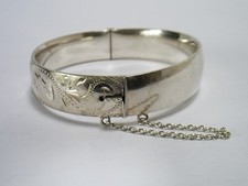 1970's VINTAGE 925 STERLING SILVER ENGRAVED HINGED BANGLE/FM 1977 24.7 g