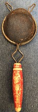 #005 - Vintage Sieb Sieb mit rotem Holzgriff
