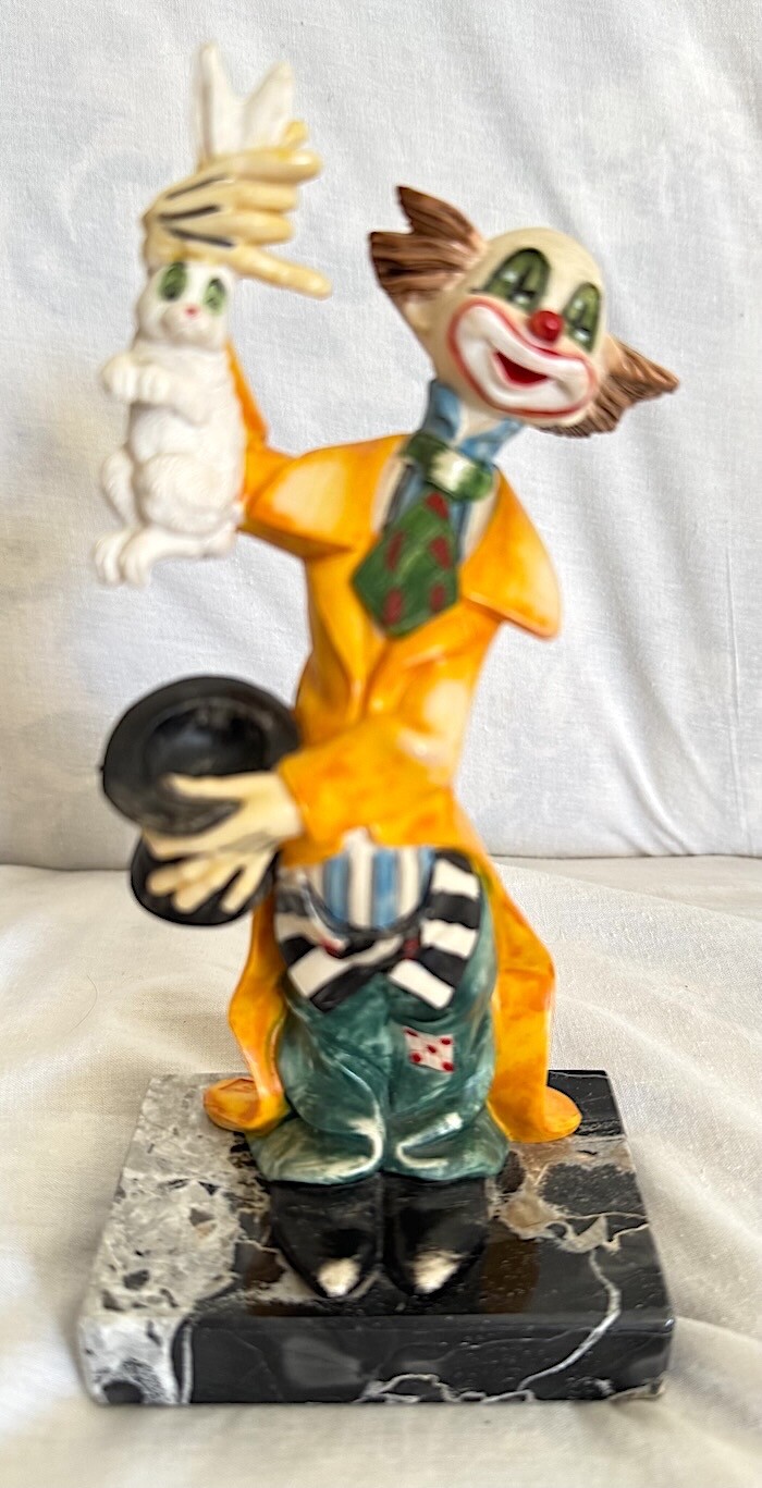 CLOWN DOING MAGIC FIGURINE ON A CARRARA MARBLE BASE MADE IN ITALY