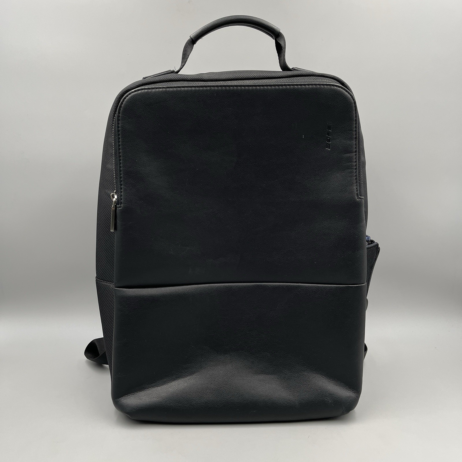 | 2 Compartments W/ Laptop Space