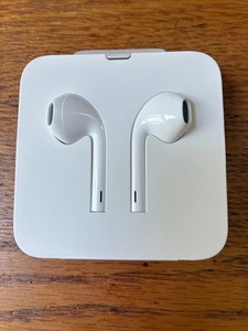Apple Earbuds with Lightning Connector and Inline Controls 