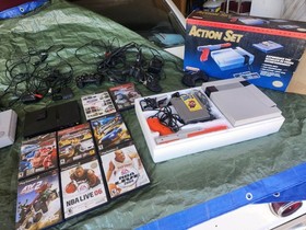 Nintendo NES Action Set Console Two Controllers Zapper Light Gun Composite RCA