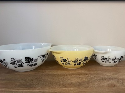 3er Set Vintage Pyrex Stachelbeere Aschenputtel Stapelschalen 2 x weiß 1 x gelb