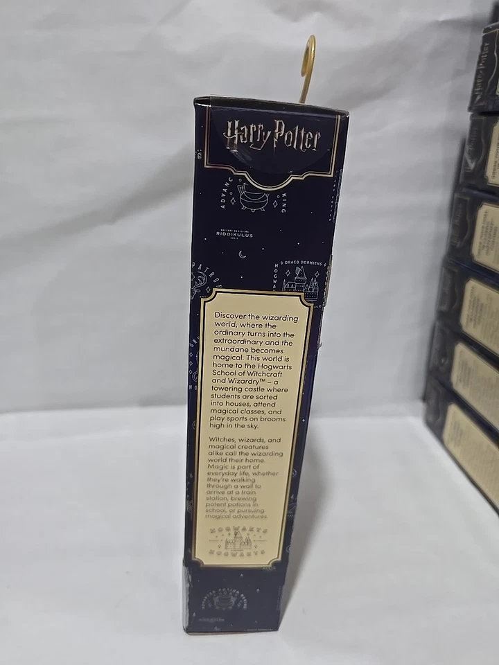 NOVO My Life as 18" Boneca HUFFLEPUFF HOGWARTS UNIFORME ESCOLAR Saia Varinha Conjunto com 8 Peças - Imagem 2 de 4