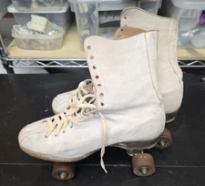 Vintage Chicago Ladies' Roller Skates & Bag Size 8 / 9  Women's White Leather